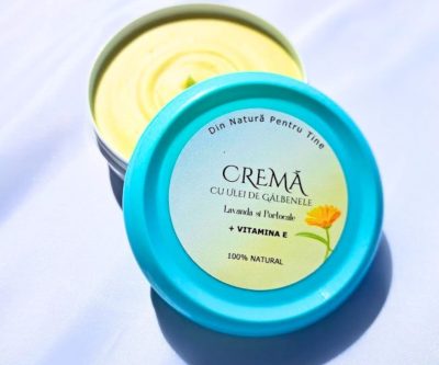 Imagine cu Crema de Gălbenele Naturală deschisă, arătând textura cremoasă și naturală a produsului.