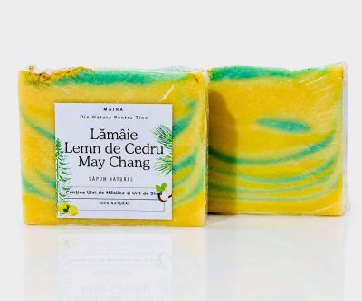 Săpun natural artizanal cu uleiuri esențiale de lămâie, lemn de cedru și May Chang, pentru o curățare delicată și revigorantă a pielii.