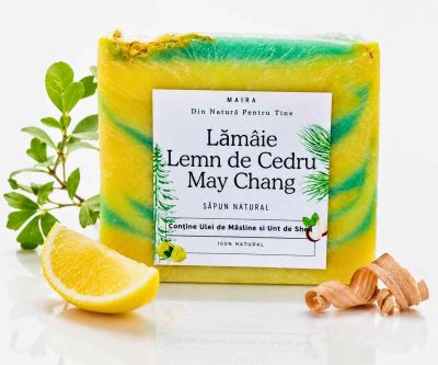 Săpun natural artizanal cu uleiuri esențiale de lămâie, lemn de cedru și May Chang, pentru o curățare delicată și revigorantă a pielii.