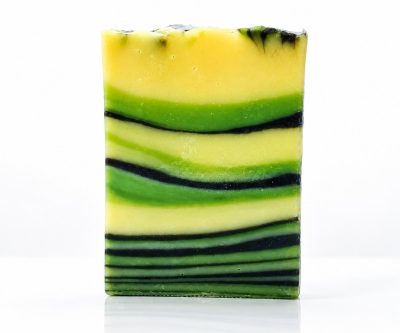 Săpun natural artizanal cu uleiuri esențiale de mentă, portocale și May Chang, oferind o curățare revigorantă și o aromă proaspătă.