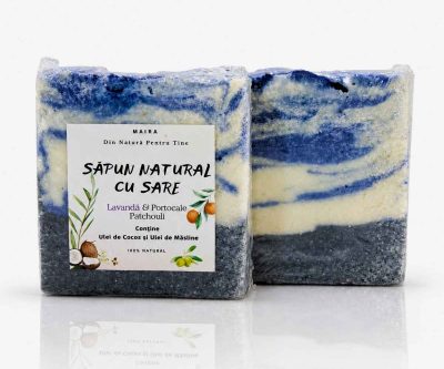 Săpun natural artizanal cu sare, îmbogățit cu uleiuri esențiale de lavandă, portocale și patchouli, pentru o curățare delicată și revigorantă a pielii.