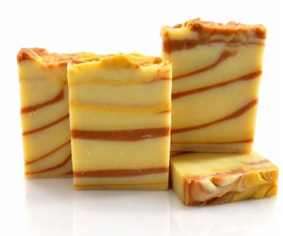 Săpun natural artizanal cu uleiuri esențiale de lavandă, portocale și patchouli, pentru o curățare delicată și o aromă relaxantă.