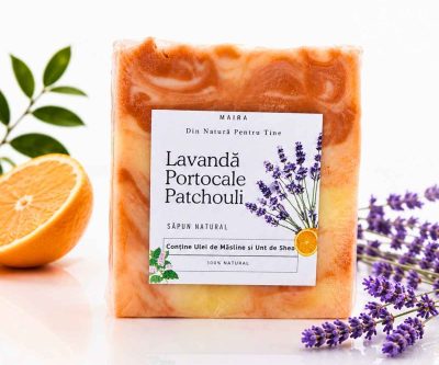 Săpun natural artizanal cu uleiuri esențiale de lavandă, portocale și patchouli, pentru o curățare delicată și o aromă relaxantă.