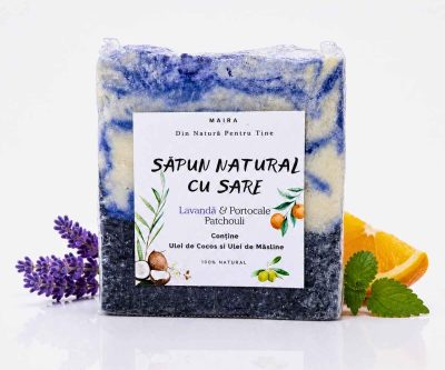 Săpun natural artizanal cu sare, îmbogățit cu uleiuri esențiale de lavandă, portocale și patchouli, pentru o curățare delicată și revigorantă a pielii.