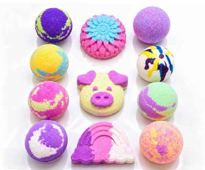 Set de 11 bile de baie și forme efervescente pentru copii și adulți, create artizanal cu ingrediente naturale pentru o experiență relaxantă.