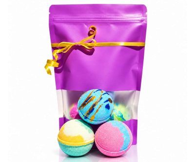 Set cadou cu 3 bile efervescente pentru baie de la Maira, cu arome naturale de lavandă, portocale, bergamot, și alte combinații unice de uleiuri esențiale.