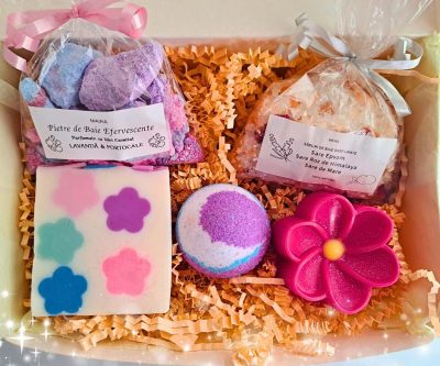 Set cadou Spa Acasă cu produse naturale pentru îngrijire și relaxare, inclusiv săpunuri artizanale, bile efervescente și săruri de baie.