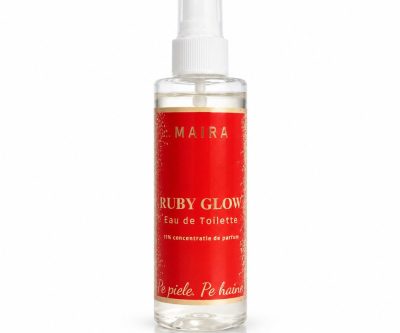 Sticlă Eau de Toilette Ruby Glow pe fundal deschis, parfum lemnos MAIRA