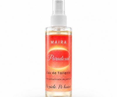 Sticlă Eau de Toilette Paradoxal pe fundal deschis, parfum floral intens MAIRA
