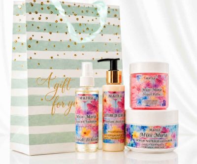 Set Miss Mira cu Eau de Toilette, Loțiune de Corp, Scrub Emulsifiant și Săpun Pufos. Ritual complet de îngrijire și parfumare, ideal pentru cadou.